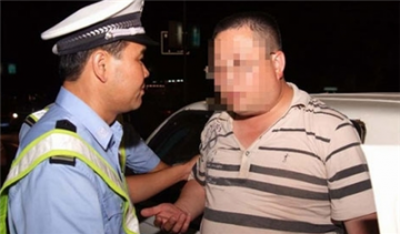 Υ�¼ݳ��а���Ů����,���ӽ�ͷ�ƺ�ݳ�Ź������Υ�´���