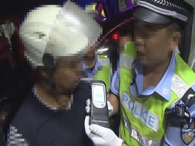 违章驾车男爱上女交警,男子街头酒后驾车殴交警后被违章处理