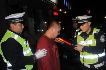 违章驾车男爱上女交警,男子街头酒后驾车殴交警后被违章处理